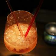 たっぷりの果汁を凍らせたクラッシュアイス入りしゃりしゃりサワー！
ピーチ／マンゴー