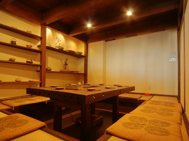 1F 個室（和室の掘りごたつ）6〜12名、2F ロフト席：6〜8名