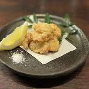 水分の多い食材を唐揚げや天ぷらにするとフワッと柔らかく蒸されてめっちゃ美味しいですよね♪三陸以北で獲れる水ダコは、最大で全長5m、体重50kgにもなる巨大タコです。水分が多く柔らかくキレイな甘みがあります。