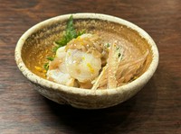 三陸以北で獲れる水ダコは、水分が多く柔らかく、キレイな甘みがあります。炙ることでさらに甘味を上げ、甘酸っぱい酒盗（カツオ内蔵の塩辛）と合わせて珍味に。添えた茗荷も酒盗との相性抜群です。