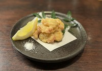 水分の多い食材を唐揚げや天ぷらにするとフワッと柔らかく蒸されてめっちゃ美味しいですよね♪三陸以北で獲れる水ダコは、最大で全長5m、体重50kgにもなる巨大タコです。水分が多く柔らかくキレイな甘みがあります。