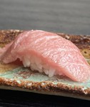 カマの一部分で非常に脂がのる希少部位。スジが無くトロけるように口の中でほぐれていきます。