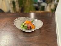 マグロの脳天に位置する部位。脂ののりも良いです。スジが多いのでたたきにしてユッケだれと合わせます。