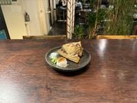 厚く硬い骨に覆われたカマ。大きいので1/4程のサイズにカットしています。魚はやはり骨の際が一番美味い!身の付き具合で値段が変わります。