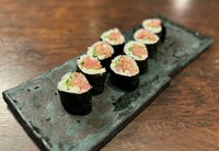 「トロたく」という軍艦巻きを近年目にするようになりました。その”たく(たくあん)"を無添加のいぶりがっこに変えたたいて細巻きに加えます。トロの甘味といぶりがっこのカリッとした食感と燻香をお楽しみ下さい