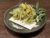 小海老を旬の野菜と共に、さらにスジアオノリの香り付けをしてサクッとかき揚げました。