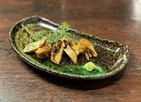 旬の牡蠣を燻製により脱水、燻し香づけ。そりゃあ美味いですよね♪