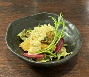 食べたくなりますよね牡蠣フライ。利他はタルタルソースにらっきょうを仕込みます。それだけでも呑めます♪