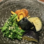 焼き浸し、煮浸し、茹で浸し、揚げ浸しなど、旬のお野菜をそれぞれに合ったアプローチでお浸しにしました。