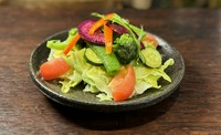 旬のお野菜たちをグリルしたりサッと揚げたり茹でたりしてサラダに。
手作りの野菜(人参)ドレッシングを流し掛けた、野菜だっけを食べる一皿です。
(サラダで使用しているドレッシングは持ち帰りコーナーにて販売中)