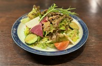 四万十（窪川）地域で生産の盛んな四万十ポーク。臭みが少なくキレイな旨みが特徴です。グリルした米豚を旬野菜のサラダに乗せ自家製の胡麻ドレッシング（このドレッシングが秀逸です）でお召し上がりいただきます。