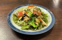 少し温かいサラダです。木の子はソテーするに限る♪さらにそれと手作りのイタリアンドレッシングが相性抜群！それには成分的＆栄養学的に確かな理由があるのです。気になる方は調べてみて下さいね♪