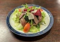 歳を重ねるほどに黒毛和牛の脂身がしんどくなる方は少なくないですよね。そんな人たちが土佐あかうしに出会ってはもう抜けられないです。（少なくとも利他はそうです）