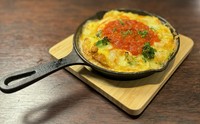 具材を炒め、フライパンで丸く平たく焼き上げたふわふわのケーキのような料理です。