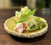 洋食のシェフ中越が自家製の無添加マヨで仕込みます。コツは”気合いを入れずなんとなーく作る”だそう(笑)。ポテサラも無限のレシピがありますから、お口に合うと嬉しいです。