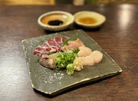 創業時よりお世話になっている、鶏一筋のスーパーワンオペ生産者さん。南国稲生から処を移し現在は宇佐にて生産をされています。ブロイラー種ですが、飼育・飼料にこだわり、通常の飼育期間より長く育ててます