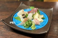 夕方に〆たばかりの土佐沖や瀬戸内のグビグビ(新鮮で歯応えがあること)な鮮魚、またそれらを1日,3日,1週間など必要に応じ寝かせ旨みを引き出した物、更に北海道や県外等から仕入れた旬の魚介をお出ししてます。