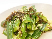 春野ファームベジコさんのきゅうりと自家製塩昆布。添加物との差が色濃く出るお料理ですね♪