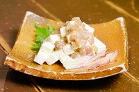 酒盗→カツオ内蔵の塩辛。高知の名物料理?調味料?的な。発酵×発酵=ね。そらね。あと添える茗荷も良い仕事しますから。3種の神器。