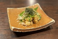 これは本当に創業以来のロングランメニュー。利他といえばの一つではないでしょうか。当時はにんにく醤油に漬け込みをしてましたが、ニンニクのフレッシュさなど鑑み、和えものにしてます。ネギ、鰹節、海苔とともに