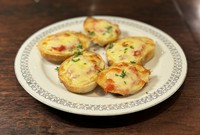 全粒粉のパンをスライス、バター、チーズ、至高のトマトソースを塗り焼き上げます。