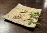 店で燻製は色々と研究しています。2023秋に、生落花生を燻製したところからこのメニューが生まれました。お酒を選ばない包容力の高いアテです。