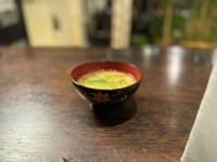 丁寧に引いた一番出汁。具材はそん時の材料とそん時の気分で。苦手食材がある方はスタッフまで口頭で教えていただけますと。