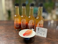 店主同級生が営む、砂地畑で世界の唐辛子とハーブを有機農法で栽培する素晴らしい農家「KAYA FARM」さん♪”キャロライナリーパー”など3種の唐辛子をブレンド、当然無添加な”タバスコ”に。本当に美味しいが激辛!