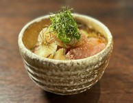 飯茶碗１杯分です。本日のお刺身にラインナップされているような魚種を乗せていきます。軽く甘みをつけた昆布鰹出汁醤油で。