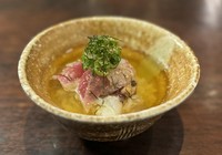 お米のような風味、甘みのあるはぶ茶が好きで。お茶漬け用に出汁で煮出したら、またこれご飯と合う合う！今ある魚介をサッと醤油と和えて、ご飯に乗せて、あつ～いはぶ茶出汁をかけて♪