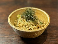 飯茶碗１杯分です。カツオをたっぷりの生姜とともに甘辛く煮込んでほぐした、”高知のシーチキン”。これを茗荷や紫蘇ともに混ぜご飯にした、古きふるさと料理です。目にするのも少なくなってきたな～。。