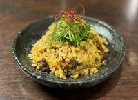 ”チャーハン”と呼んじゃうとたちまちジャンク感に包まれてしまいますし、なんならジャンク感求めてもいます。でも、ちゃんとしてます。コレ。でもでもジャンク感は損なわないよう。あかうしマジうめー。