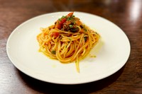 アンチョビ、ケーパー、オリーブをトマトソースで仕上げるシンプルパスタ。シンプルは難しい。店主が大好きなパスタです。(食べるのがね。)