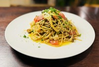 ミートソースはトマトソースがベースになるのですが、ボロネーゼはフレッシュトマトこそ使えどトマトソースではない、肉のラグーソースです。ラグーは魚や肉を細かくして煮込んだ料理。あかうしの肉肉しさをどうぞ♪