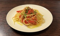 酸味、甘みともに素晴らしいバランスのトマトを作られるおかざき農園さん。火を入れ過ぎず、その味を生かしてにんにくとシンプルに和えます。