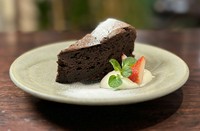 「甘くない」が特徴です。いや、ゆーて甘いですよ。うまく言えば”大人のショコラ”でしょうか。お家でお祝いなどテイクアウトでもご利用いただいている定番おデザです。