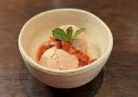 苺が旬の時期の限定です。

シングル：300円
ダブル：550円