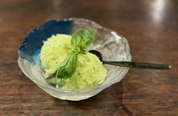 白ワイン、レモン果汁、甜菜糖を使用したシンプルなシャーベット状のアイスです。爽やかにお口を潤してくれる、男性にもおススなデザート♪
シングル：250円
ダブル：450円