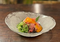 良いカツオの身の美しい甘みは、定番マグロのユッケよりも合っていると感じる店主です。ユッケだれには”良い”たまり、濃口、みりん、甜菜糖、にんにくを使用。豆板醤も効かせているので少しピリッとします。。