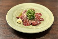 新鮮なカツオの血合いは臭みもなくむしろ旨みが心地良い。見かけはまるで生レバー