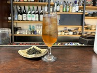 高知市枡形に「バンブー茶館」さんという中国茶の専門店があり、そちらから茶葉を仕入れさせてもらってます。店主のかつみさんが直接中国の有機無農薬の契約農家を回って買い付ける信頼絶大スタイル。