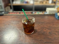 ありがたいことに、利他の近くに良～い豆屋さんがあるのですね～♪「coffee Porta」さん。その時々のおすすめをいただいて、注文毎に豆から挽き、コーヒーを淹れていきます。