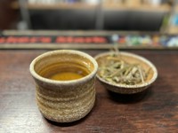 はぶ茶の葉だけでなく茎、花、種子などその全てを乾燥させ全てを煮出すという意味で「ワイルド」。利他が絶大な信頼を寄せる、素晴らしい畑を展開する南国市井上農園さんのはぶ茶です