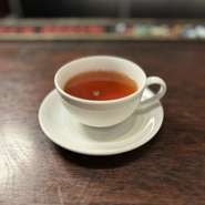 高知県日高村に広がる茶畑。日本育ちの紅茶用の品種「べにほまれ」に、ダージリン系の茶葉を交配させて誕生した、国産紅茶用の新品種、「べにふうき」。和紅茶独特のまろやかな味と香りが特長です。