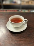 高知県日高村に広がる茶畑。日本育ちの紅茶用の品種「べにほまれ」に、ダージリン系の茶葉を交配させて誕生した、国産紅茶用の新品種、「べにふうき」。和紅茶独特のまろやかな味と香りが特長です。