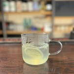 高知県黒潮町産のグリーンレモンの果実に、高濃度の必須ミネラルエキスを加え、じっくり漬け込んだ自家製のレモンシロップで作ります。

”オン アルコール”できます（600円）