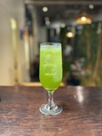 素晴らしい野菜を育てていらっしゃる農家さんのスウィートバジルを、白ワインや甜菜糖と共に煮込んで作ったバジルのシャーベットをサワーに。コアなファン続出です♪