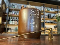 原酒を『四万十時間=40010時間=約4年7か月』かけ、四万十川源流域の地下洞窟で長期貯蔵熟成を重ねた栗焼酎古酒。
・ロック/1000円
・水割り/1000円
・湯割り/1000円
・ソーダ割り/1050円