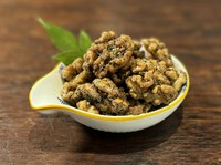 冷凍庫に保存をお願いします。凍らないのですぐにお召し上がりいただけます。店内メニューと同量です。ウイスキーのために考案したお菓子的なものです。製作工程は意外に複雑。