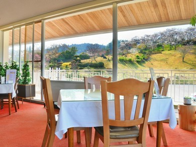 四季折々に違った顔を見せる広大な外園を眺めながら、お食事を。